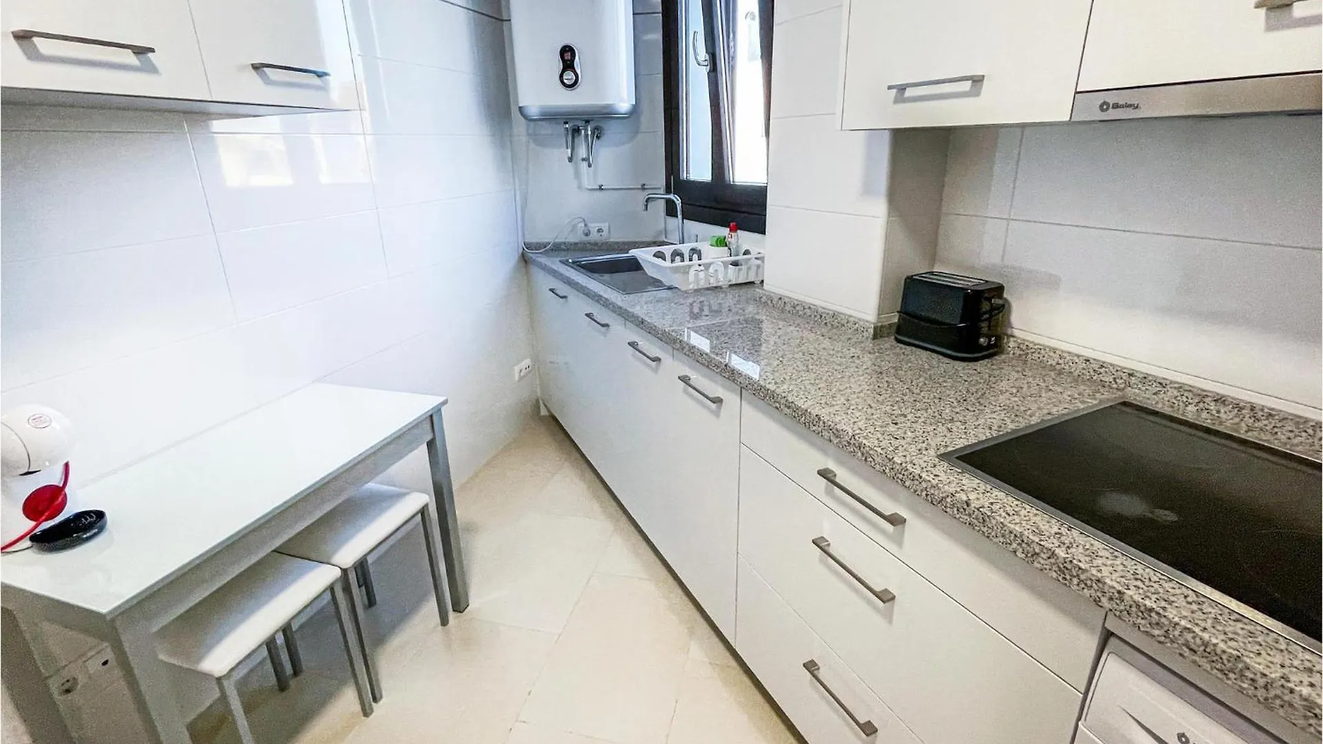 1 Bedroom Nice Apartment In Estepona 0*,  Espanha